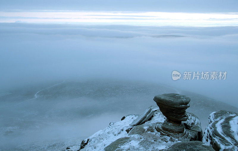 冬天的日出在Kinder Scout, Peak District UK